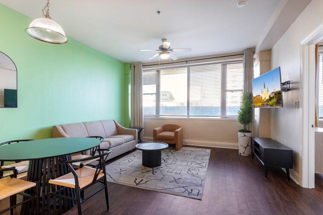 925 Common St in New Orleans, LA - Building Photo