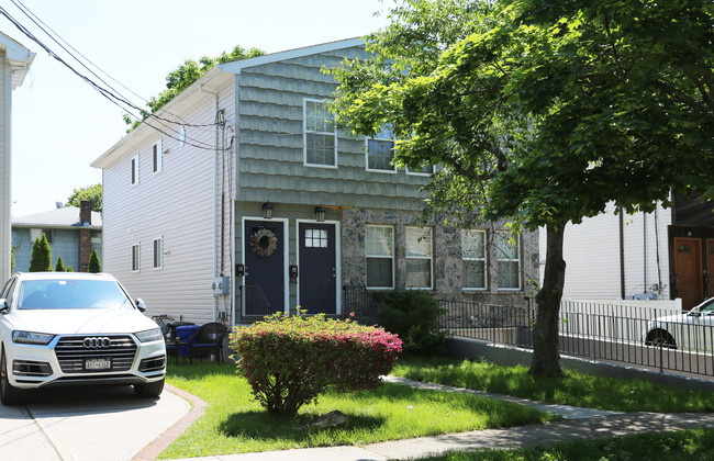 80 Inwood Rd in Port Washington, NY - Building Photo - Building Photo