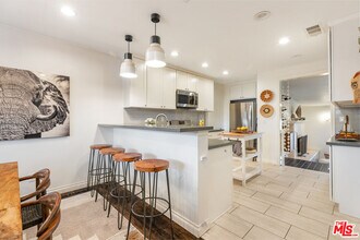 1024 N Naomi St in Burbank, CA - Building Photo - Building Photo