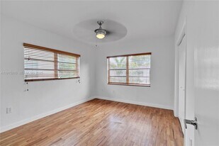 411 Santander Ave, Unit 1 in Coral Gables, FL - Building Photo