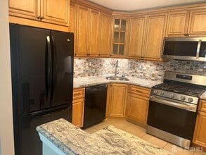 90 Clay St in North Brunswick, NJ - Building Photo - Building Photo