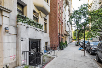 14 E 80th St in New York, NY - Building Photo - Building Photo