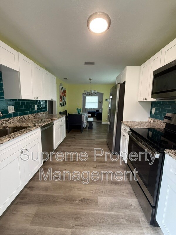 811 21st St S in St. Petersburg, FL - Foto de edificio - Building Photo