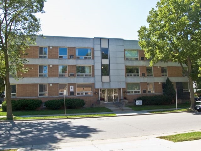 The Millstone in Whitefish Bay, WI - Foto de edificio