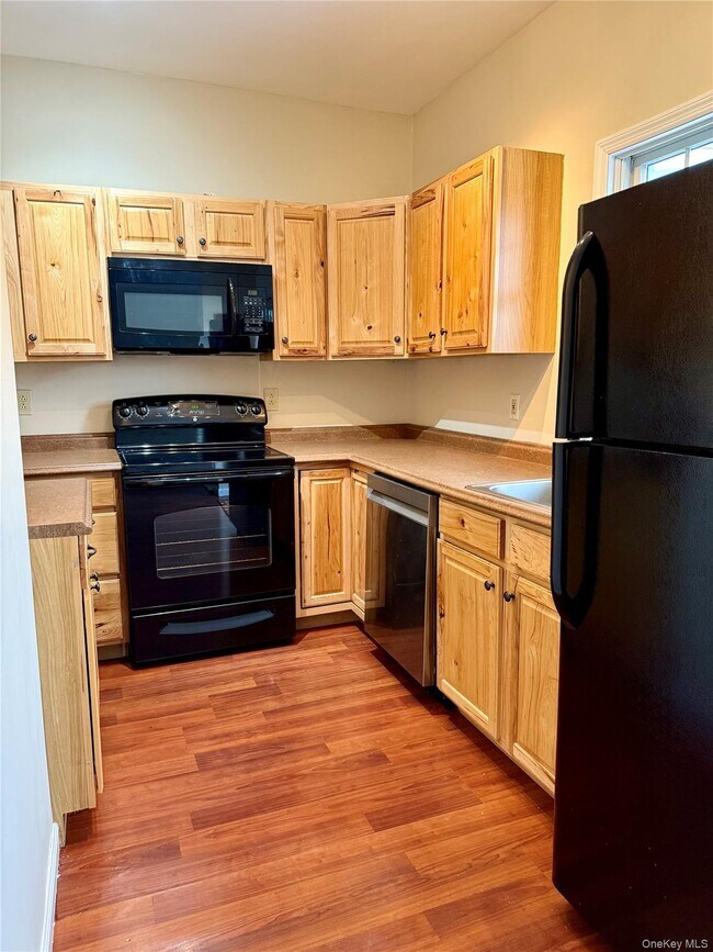 91-97-97 Sawmill Rd in Red Hook, NY - Building Photo - Building Photo