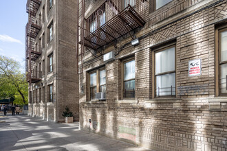 256 W 117th St in New York, NY - Building Photo - Building Photo