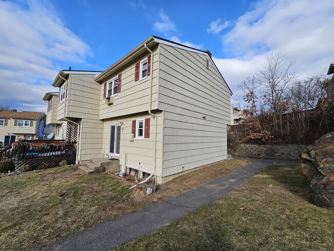 48 Round Tree Dr in Naugatuck, CT - Building Photo - Building Photo