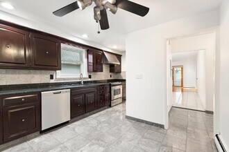 26 Wellesley St, Unit 2 in Medford, MA - Foto de edificio - Building Photo