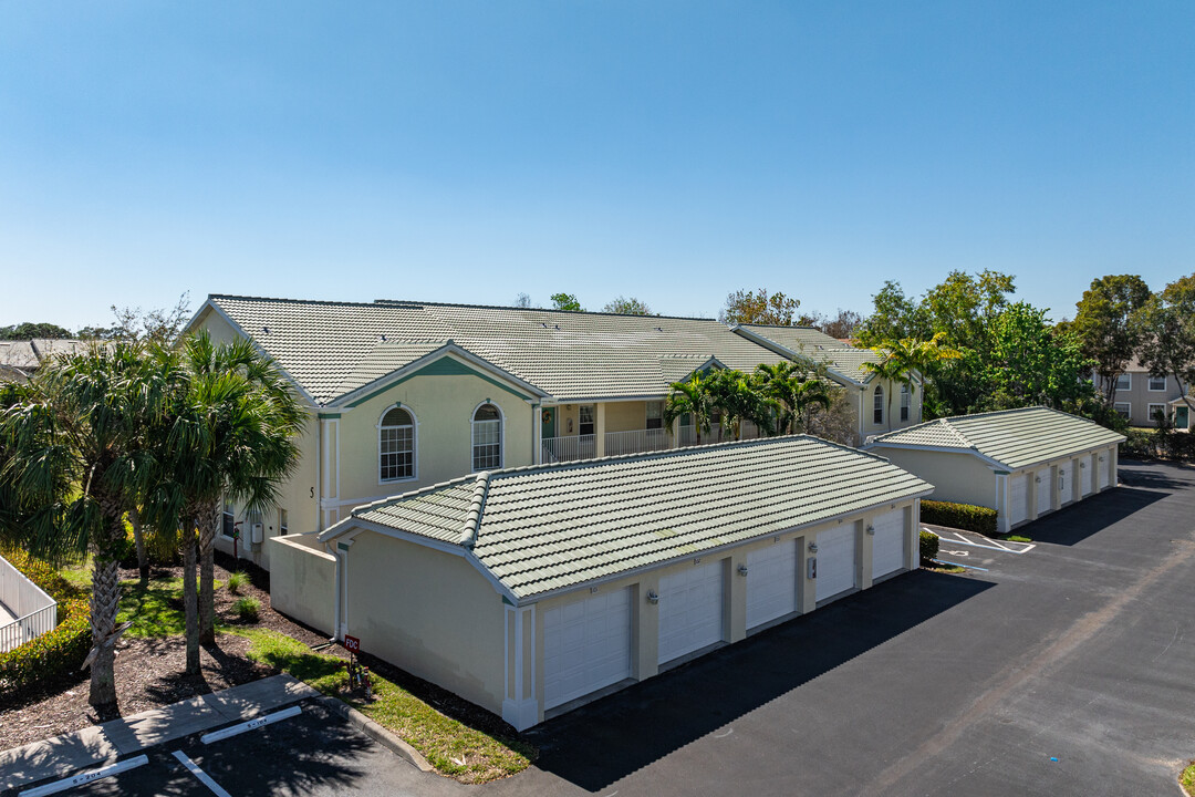 4945 Cougar Ct S in Naples, FL - Building Photo