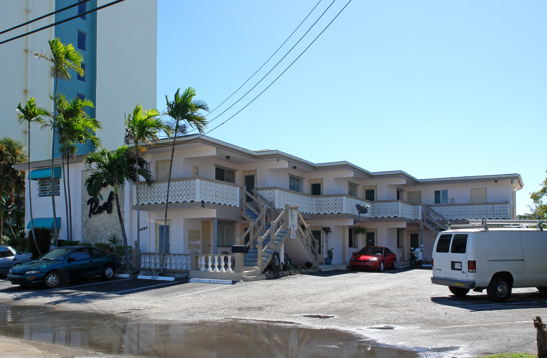 Coral Reef Apartments in Pompano Beach, FL - Building Photo