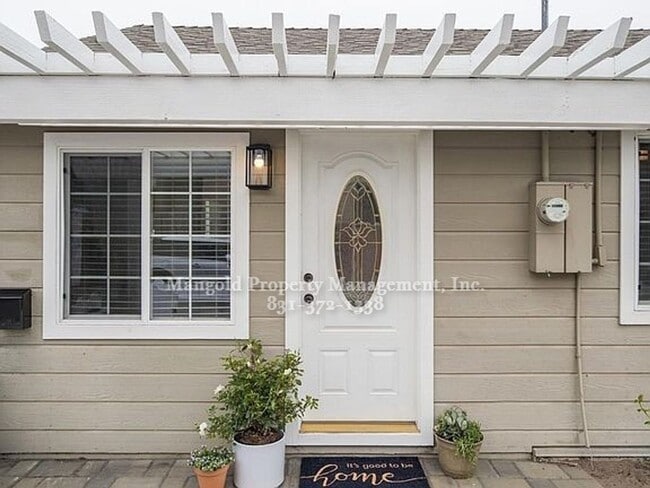 557 Robinson St in Monterey, CA - Building Photo - Building Photo