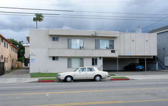 13939 Vanowen St in Van Nuys, CA - Building Photo - Building Photo