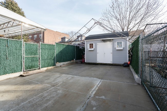 10222 62nd Rd in Forest Hills, NY - Building Photo - Building Photo