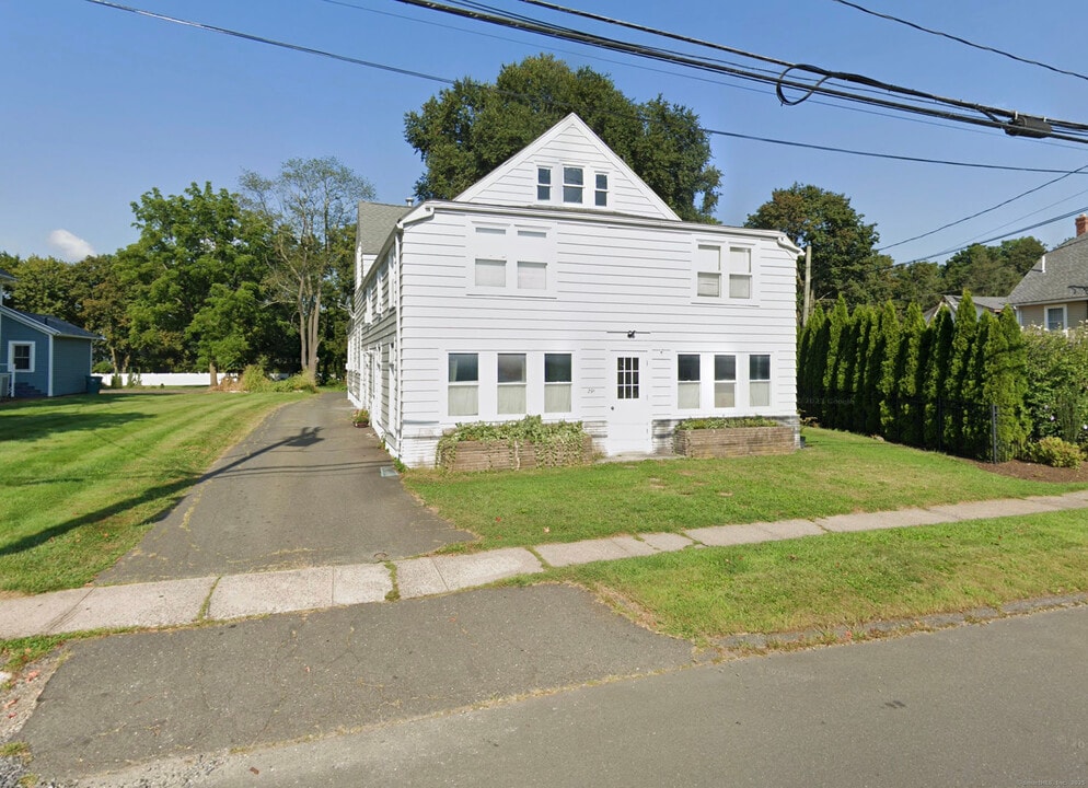 291 Maple Ave in Cheshire, CT - Building Photo