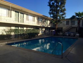 Touchwood & Del Mar Apartments in Bellflower, CA - Foto de edificio - Building Photo