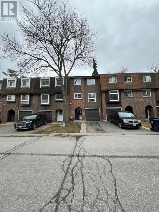 443-443 Manse Rd in Toronto, ON - Building Photo