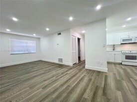 17255 SW 95th Ave in Palmetto Bay, FL - Building Photo