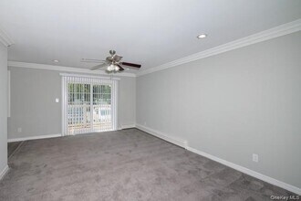 15 Williams Blvd in Lake Grove, NY - Foto de edificio - Building Photo