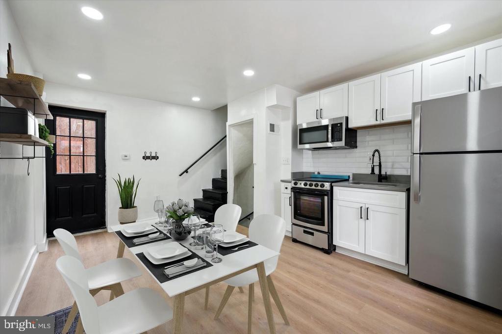 107 W Thompson St in Philadelphia, PA - Building Photo