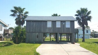 16543 Jamaica Inn Rd in Jamaica Beach, TX - Building Photo