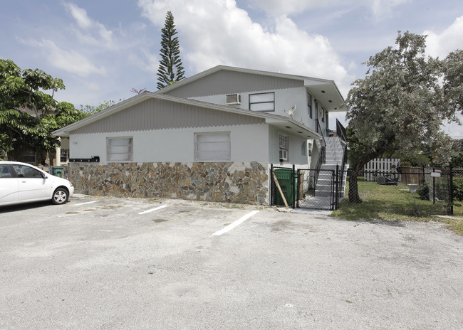 7361 NW 37th St in Hollywood, FL - Building Photo - Building Photo