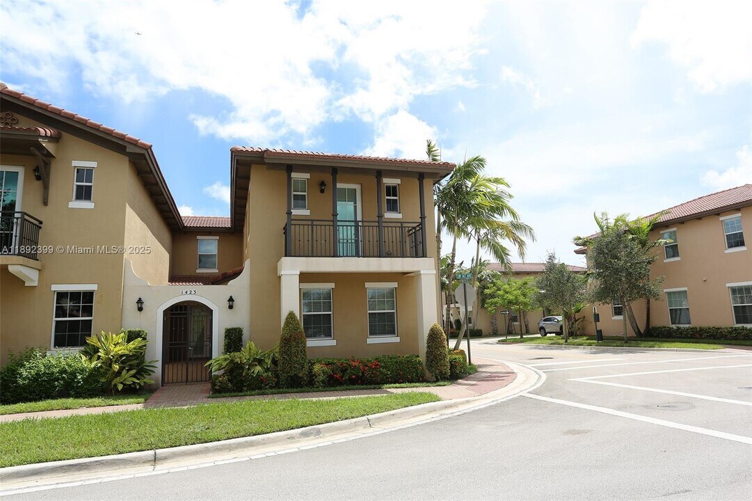 1423 SW 147th Ave in Pembroke Pines, FL - Building Photo