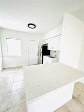 171 NW 56th St, Unit 1 in Miami, FL - Foto de edificio - Building Photo