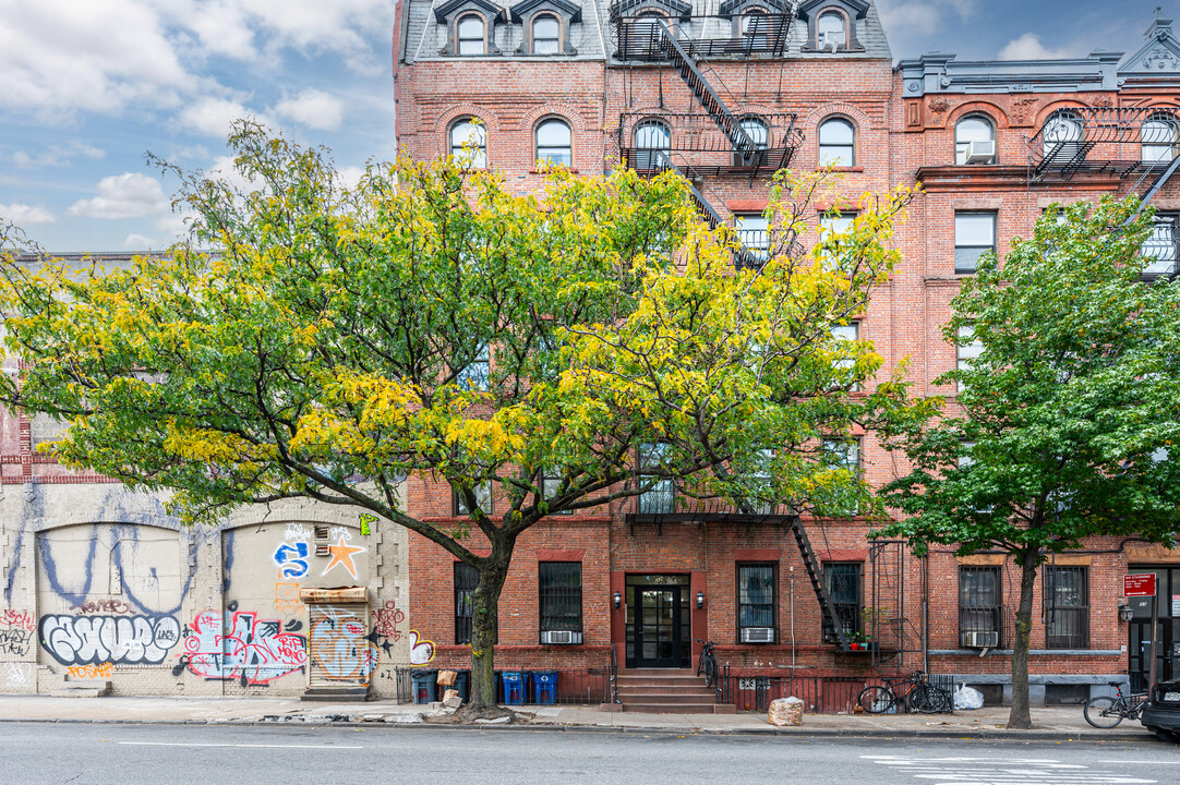 1387 Bedford Ave in Brooklyn, NY - Foto de edificio