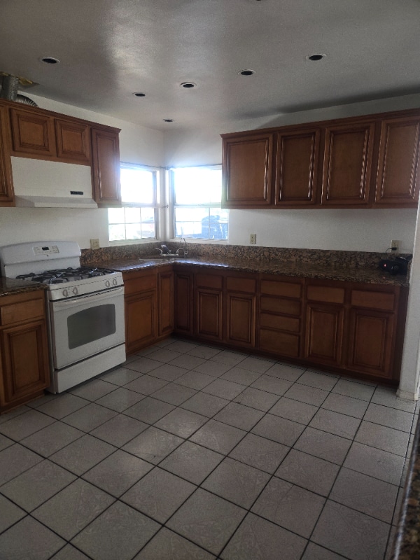 2705 E 111th St in Lynwood, CA - Building Photo - Building Photo