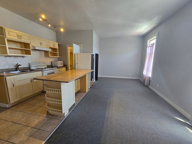 228 W Richmond Ave. in Richmond, CA - Building Photo - Building Photo