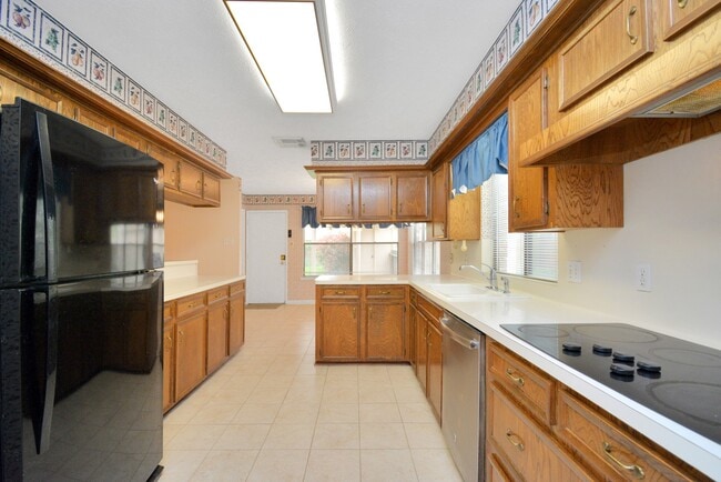 property at 2818 Colonial Dr