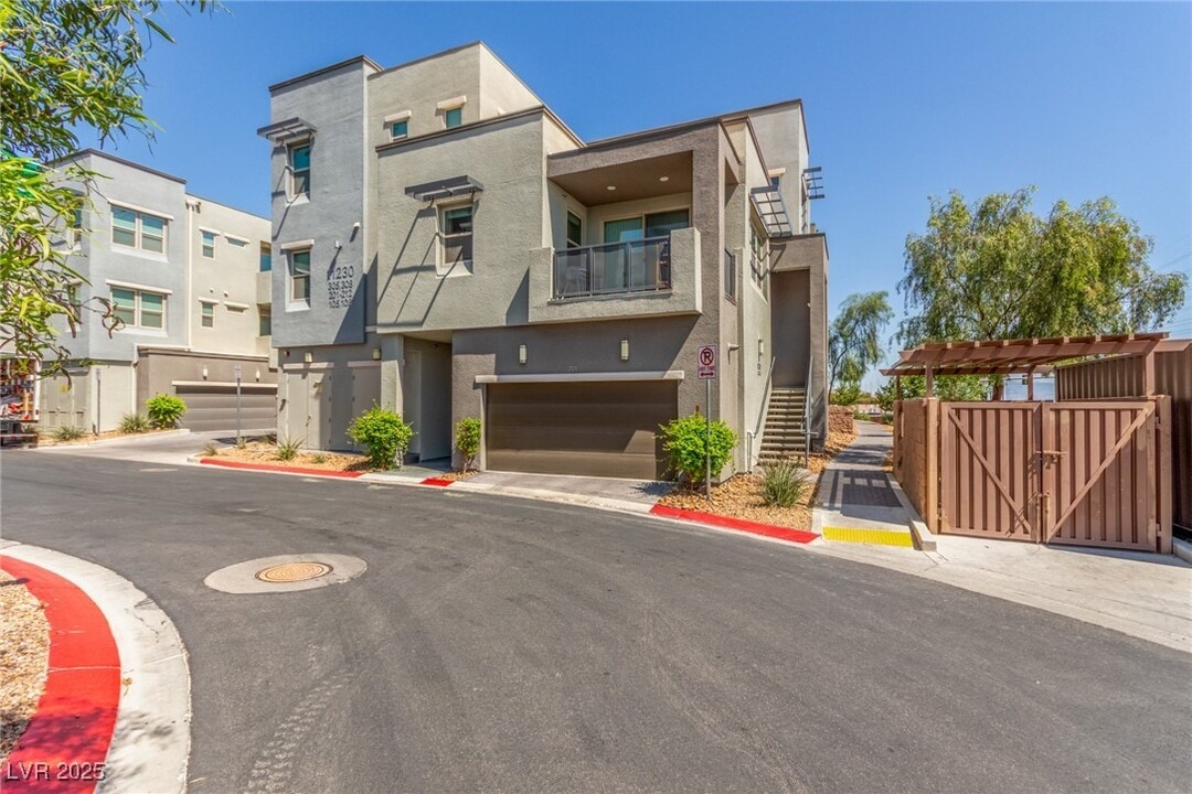 11230 Hidden Peak Ave in Las Vegas, NV - Foto de edificio