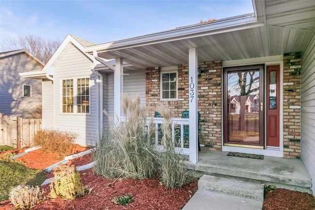 1037 Fountain Dr in Sun Prairie, WI - Building Photo - Building Photo