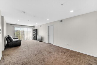 3255 Kirchoff Rd, Unit 312 in Rolling Meadows, IL - Foto de edificio - Building Photo