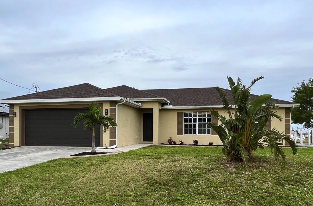 2033 NW 1st Pl in Cape Coral, FL - Building Photo