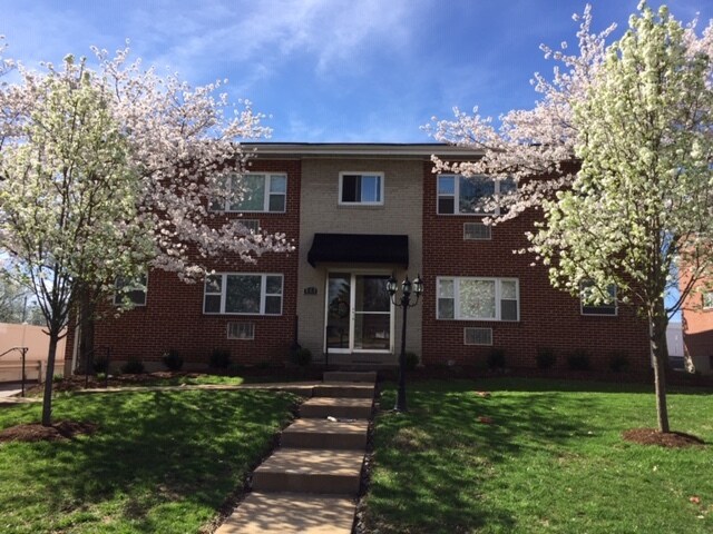 522 Mariedale Dr in Kirkwood, MO - Foto de edificio