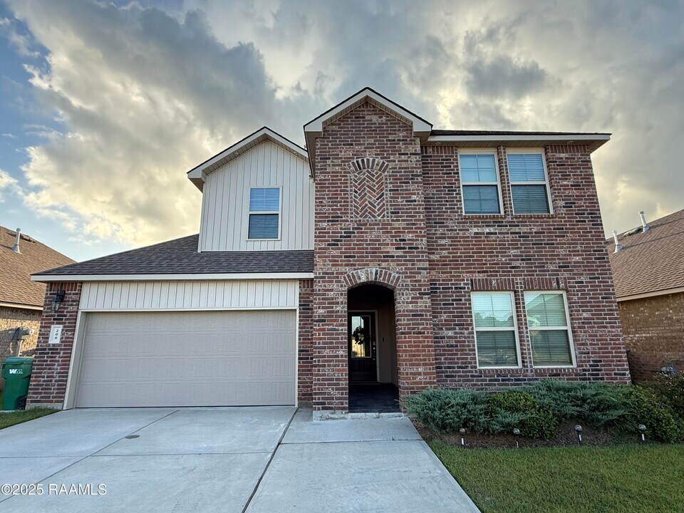 200 Broussard Hl Dr in Broussard, LA - Building Photo