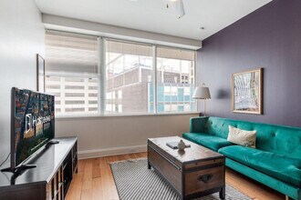 925 Common St in New Orleans, LA - Foto de edificio - Building Photo