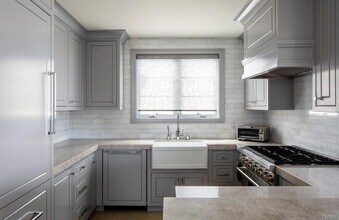 308 1/2 Fernleaf Ave in Newport Beach, CA - Building Photo - Building Photo