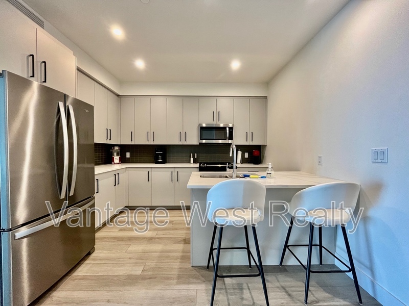 3434-3434 McKinley Beach Dr in Kelowna, BC - Building Photo