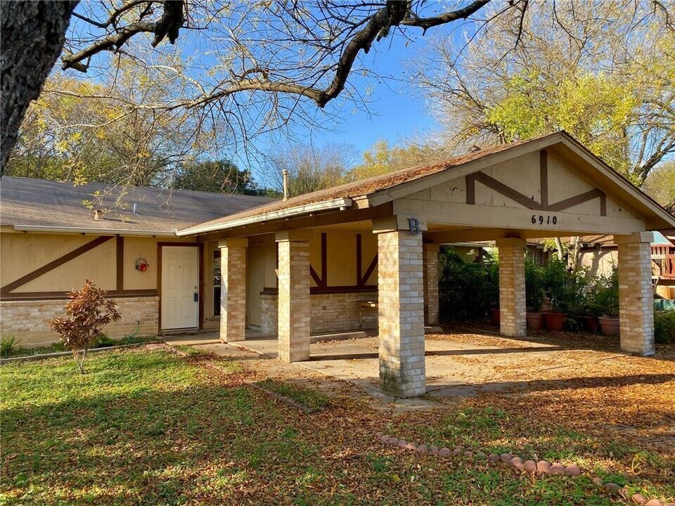 6910 S 1st St in Austin, TX - Building Photo