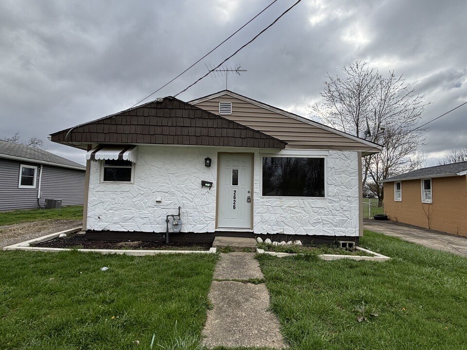2626 Dorothy Ave NE in Canton, OH - Foto de edificio