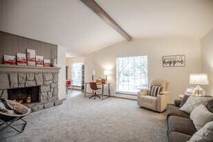 6711 S Richmond Ave, Unit Willow Creek 644 in Tulsa, OK - Building Photo