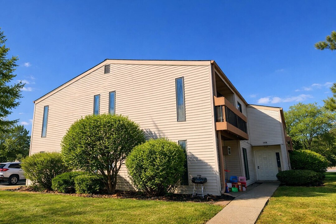 1876 Haymarket Rd in Waukesha, WI - Building Photo