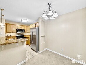 5402 Balboa Arms Dr in San Diego, CA - Foto de edificio - Building Photo