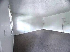 101 SW 132nd Way in Pembroke Pines, FL - Foto de edificio - Building Photo