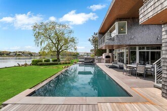 54 Bay View Dr E in Sag Harbor, NY - Building Photo - Building Photo