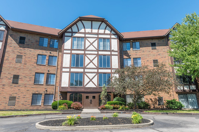 Emerick Manor in Warrensville Heights, OH - Foto de edificio - Building Photo