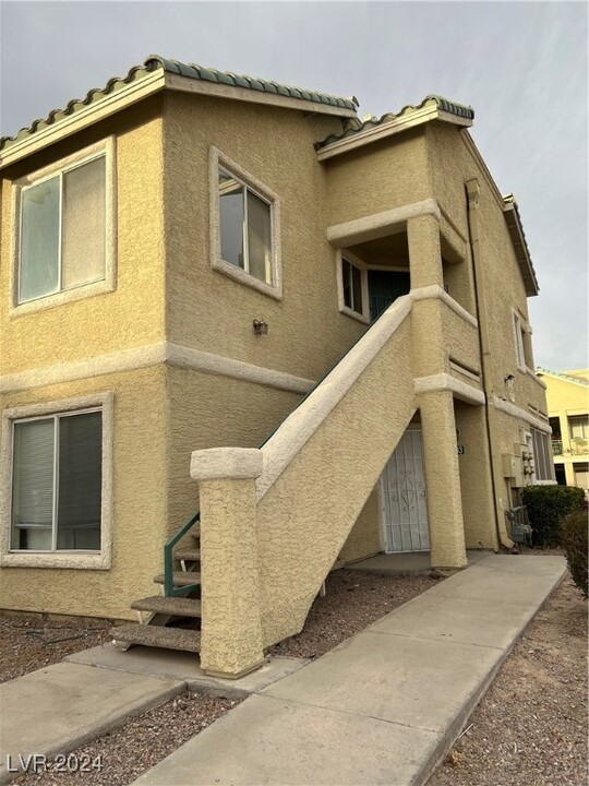 1421 Linnbaker Ln in Las Vegas, NV - Building Photo