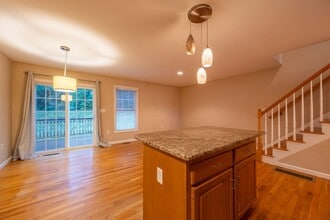 370 Emmett St in Bristol, CT - Foto de edificio - Building Photo